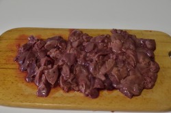 Куриная печень в сметане с луком, жареная  на сковороде - шаг 5