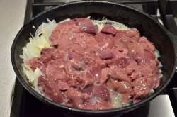 Куриная печень в сметане с луком, жареная  на сковороде - шаг 6