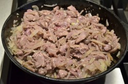 Куриная печень в сметане с луком, жареная  на сковороде - шаг 7