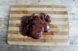 Печень с луком и морковью на сковороде