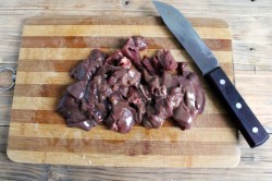 Печень с луком и морковью на сковороде