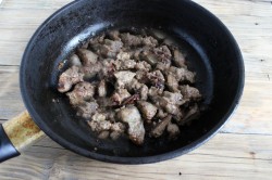 Печень с луком и морковью на сковороде