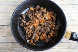 Печень с луком и морковью на сковороде