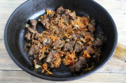 Печень с луком и морковью на сковороде