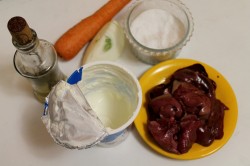 Печень с морковью и сметаной