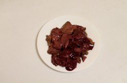 Печень с морковью и сметаной