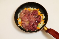 Печень с морковью и сметаной