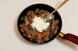 Печень с морковью и сметаной