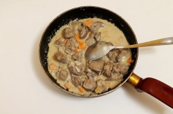 Печень с морковью и сметаной