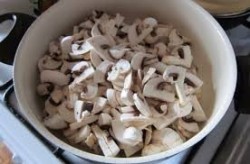 название картинки Печень говяжья тушеная с грибами