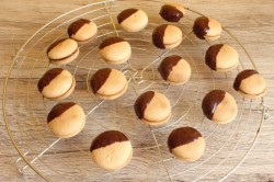 Двойное печенье с начинкой в шоколаде