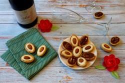 Печенье праздничное с вареной сгущенкой в формочках орешки - шаг 10 Печенье праздничное с вареной сгущенкой в формочках орешки - шаг 10