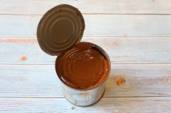 Печенье праздничное с вареной сгущенкой в формочках орешки - шаг 2 Печенье праздничное с вареной сгущенкой в формочках орешки - шаг 2