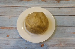 Печенье праздничное с вареной сгущенкой в формочках орешки - шаг 7 Печенье праздничное с вареной сгущенкой в формочках орешки - шаг 7