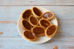 Печенье праздничное с вареной сгущенкой в формочках орешки - шаг 9 Печенье праздничное с вареной сгущенкой в формочках орешки - шаг 9