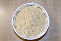 название картинки Хрустящее песочное печенье с кунжутом