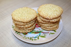 название картинки Хрустящее песочное печенье с кунжутом
