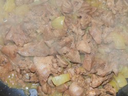 Печень говяжья в сметане с луком - шаг 3 Печень говяжья в сметане с луком - шаг 3