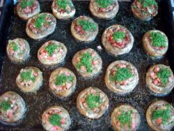 Шампиньоны фаршированные, запеченные в духовке