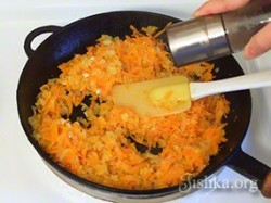 Печеночный торт с морковкой и луком