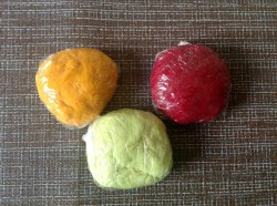 название картинки Пельмени из цветного теста для детей домашние