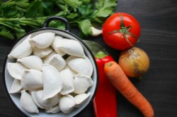 название картинки Пельмени с овощами на сковороде