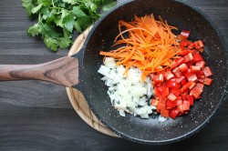 название картинки Пельмени с овощами на сковороде