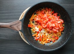 название картинки Пельмени с овощами на сковороде