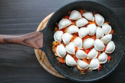 название картинки Пельмени с овощами на сковороде