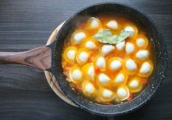 название картинки Пельмени с овощами на сковороде