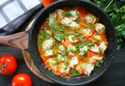 название картинки Пельмени с овощами на сковороде