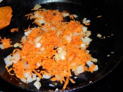 Пельмени в сметане в горшочке - шаг 2 Пельмени в сметане в горшочке - шаг 2