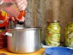 Перец с луком и яблоками на зиму