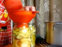 Перец с луком и яблоками на зиму