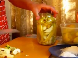 Перец с луком и яблоками на зиму