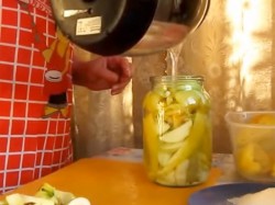 Перец с луком и яблоками на зиму