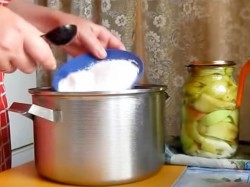 Перец с луком и яблоками на зиму