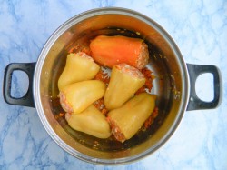 Перцы фаршированные мясом и рисом в кастрюле - шаг 10 Перцы фаршированные мясом и рисом в кастрюле - шаг 10