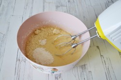 Перевернутый кекс с ревенем и миндалем