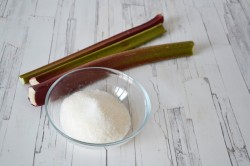 Перевернутый кекс с ревенем и миндалем