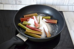 Перевернутый кекс с ревенем и миндалем