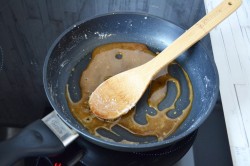 Перевернутый кекс с ревенем и миндалем