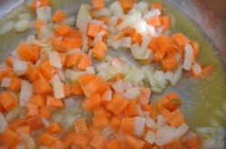 Перловая каша с сосисками и овощами в мультиварке - шаг 3