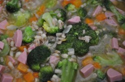 Перловая каша с сосисками и овощами в мультиварке - шаг 7