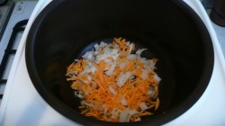 название картинки Перловка с овощами и тушенкой в мультиварке