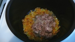 название картинки Перловка с овощами и тушенкой в мультиварке