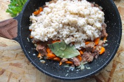 название картинки Перловка с тушенкой