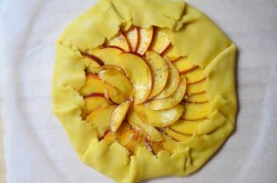 Пирог песочная галета с персиками