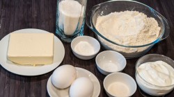 Песочные рогалики на сметане с маслом - шаг 1 Песочные рогалики на сметане с маслом - шаг 1