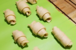 название картинки Песочные рогалики с мармеладом на сметане